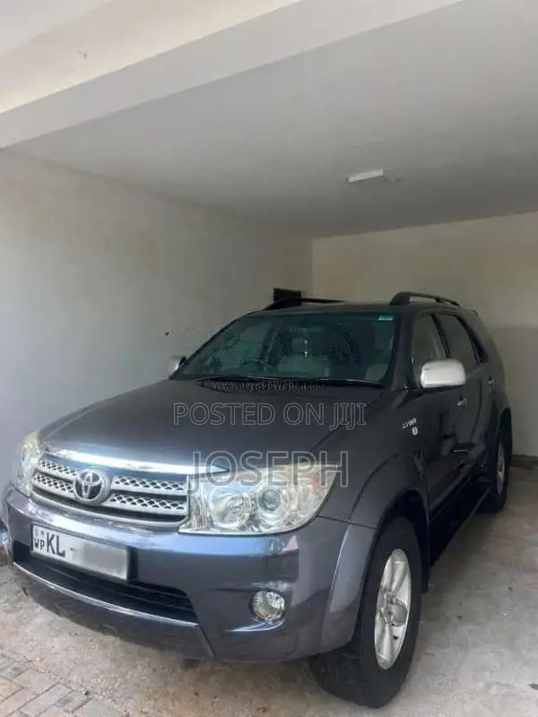 Toyota Fortuner 2010 SUV (Used)
