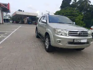 Toyota Fortuner 2010 SUV (Used)