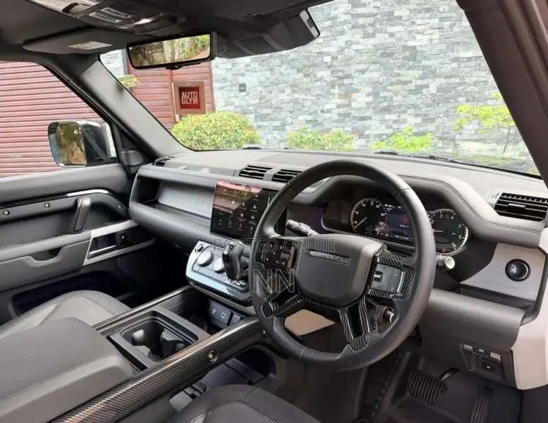 Land-Rover Defender P400e HSE X Dynamic 2025 SUV (Used)