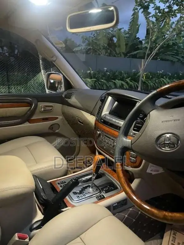 Toyota Land Cruiser Cygnus 2003 SUV (Used)