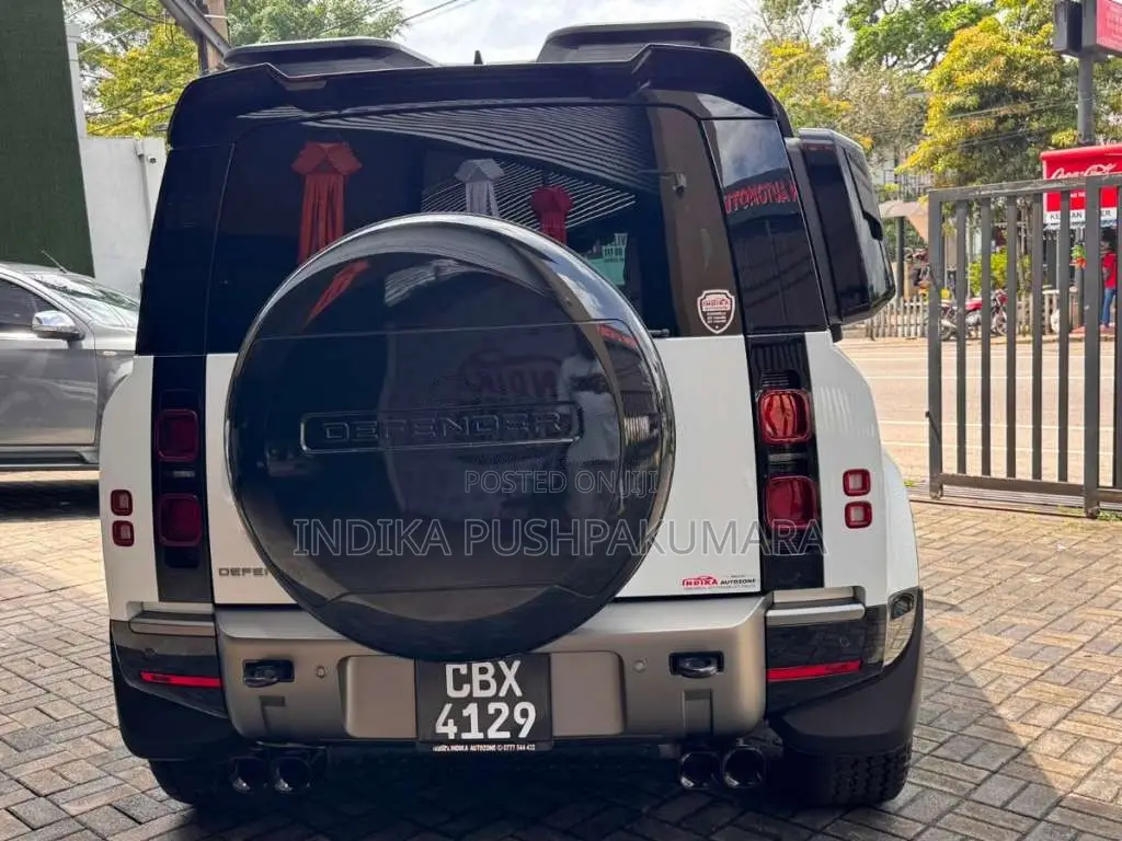 Land-Rover Defender 2025 SUV (Used)