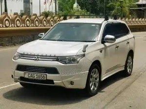 Mitsubishi Outlander PHEV G 2013 SUV (Used)