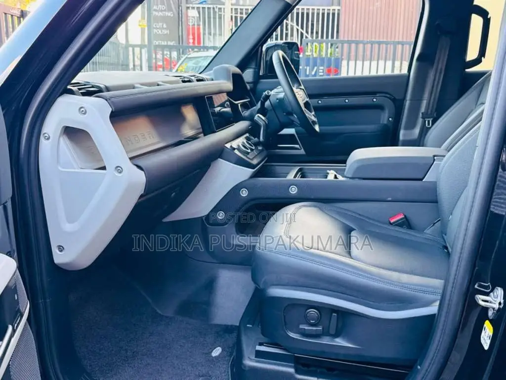 Land-Rover Defender 2025 SUV (Used)