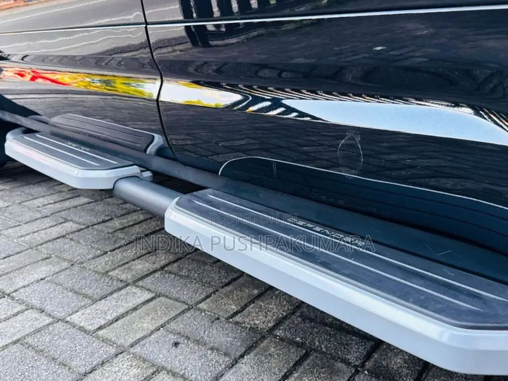 Land-Rover Defender 2025 SUV (Used)