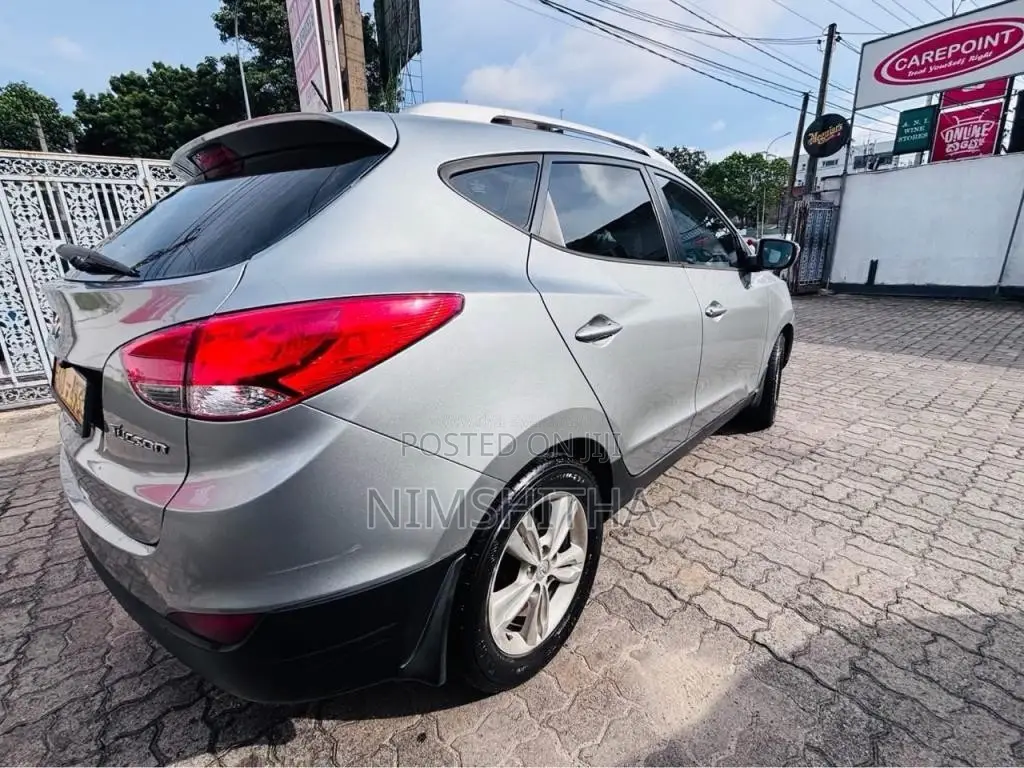 Hyundai Tucson 2WD 2011 SUV (Used)