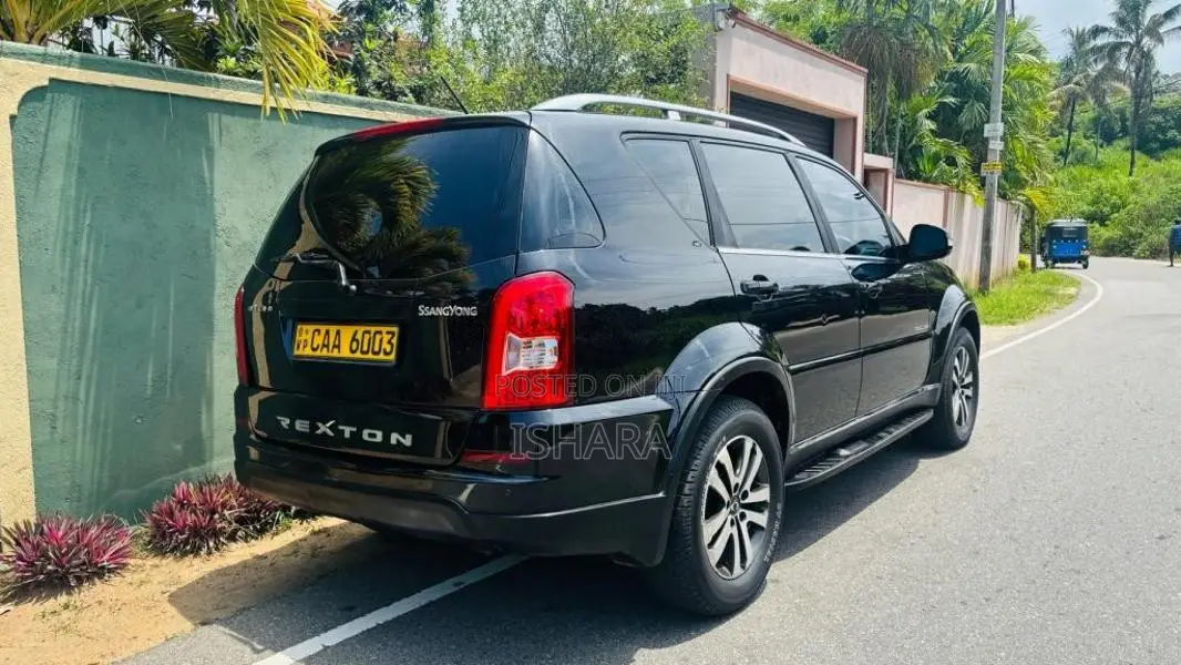Micro Rexton W 2014 SUV (Used)