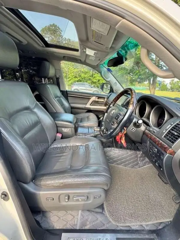 Toyota Land Cruiser V8 Sahara ZX 2010 SUV (Used)