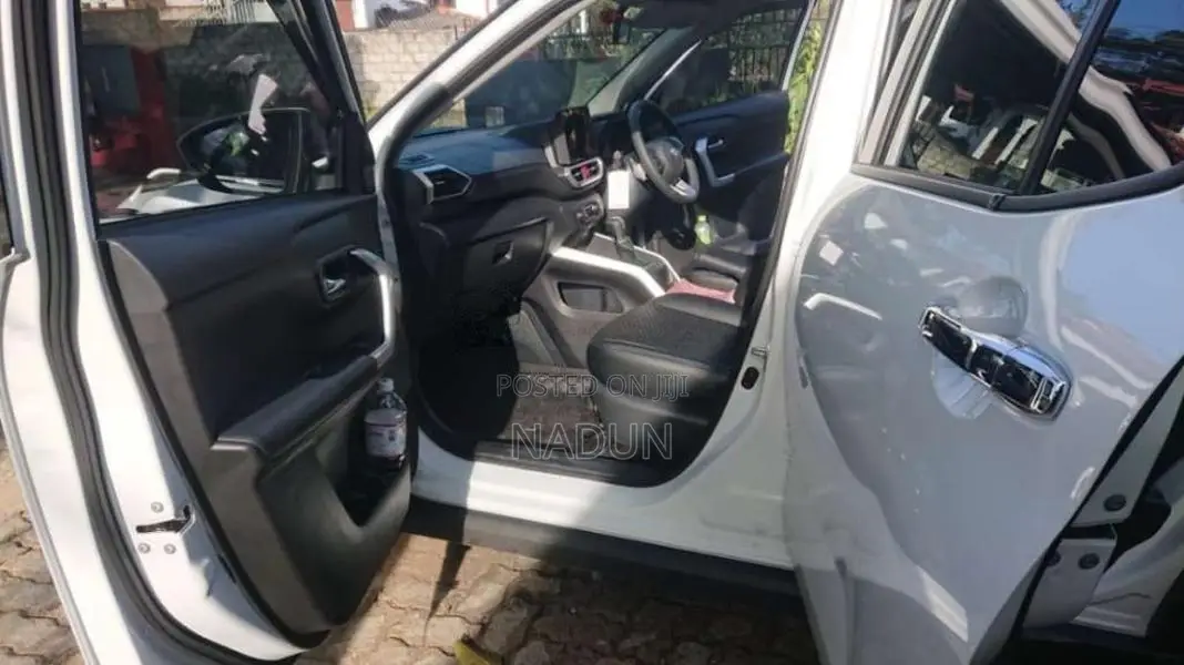 Toyota Raize 2025 SUV (Used)