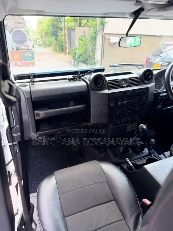 Land-Rover Defender 2014 SUV (Used)