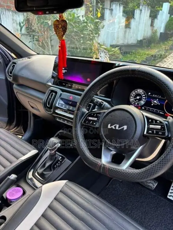Kia Sonet 2025 SUV (Used)