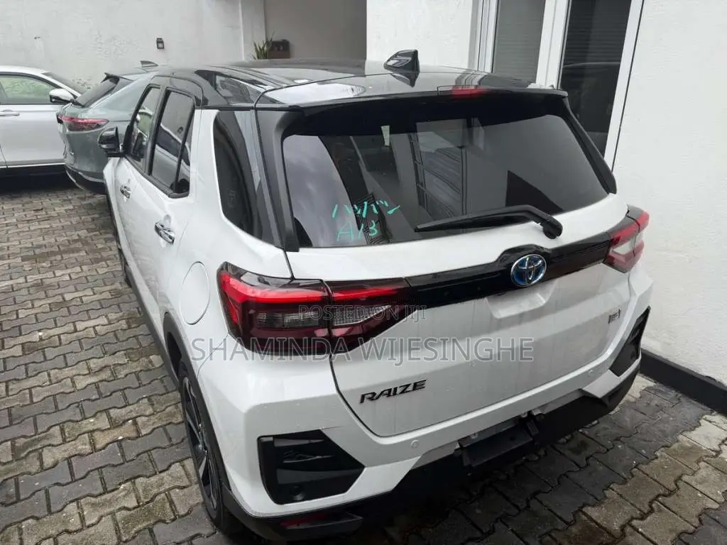 Toyota Raize Hybrid 4way 2025 SUV Brand New