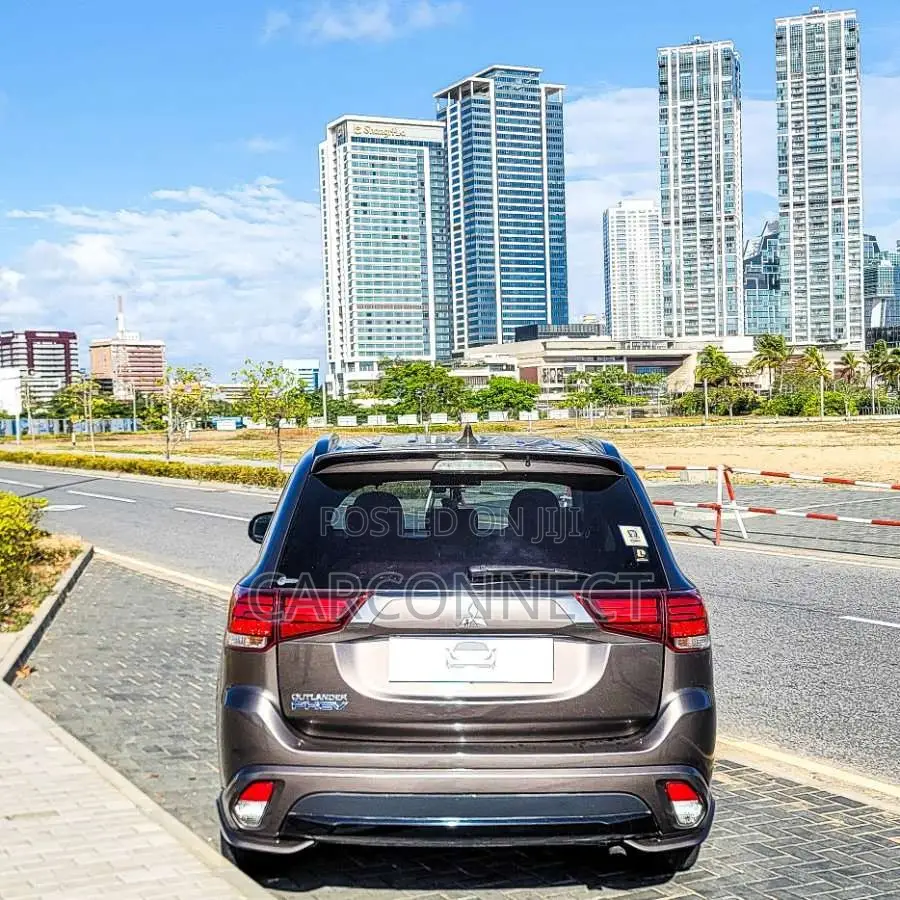 Mitsubishi Outlander PHEV Premium 2015 SUV (Used)