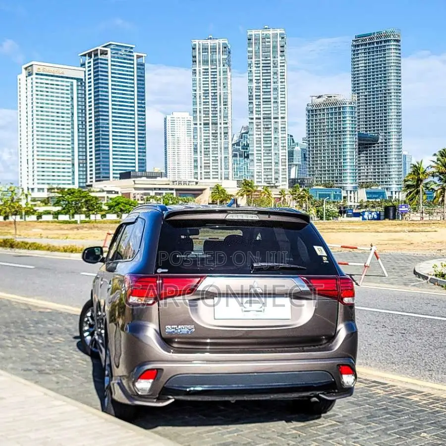 Mitsubishi Outlander PHEV Premium 2015 SUV (Used)