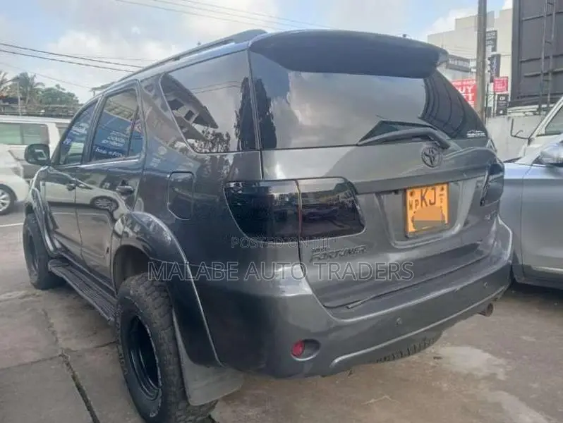 Toyota Fortuner 2010 SUV (Used)