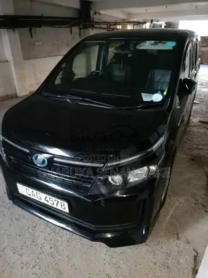 Toyota Voxy 2014 SUV (Used)