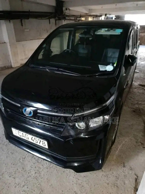 Toyota Voxy 2014 SUV (Used)