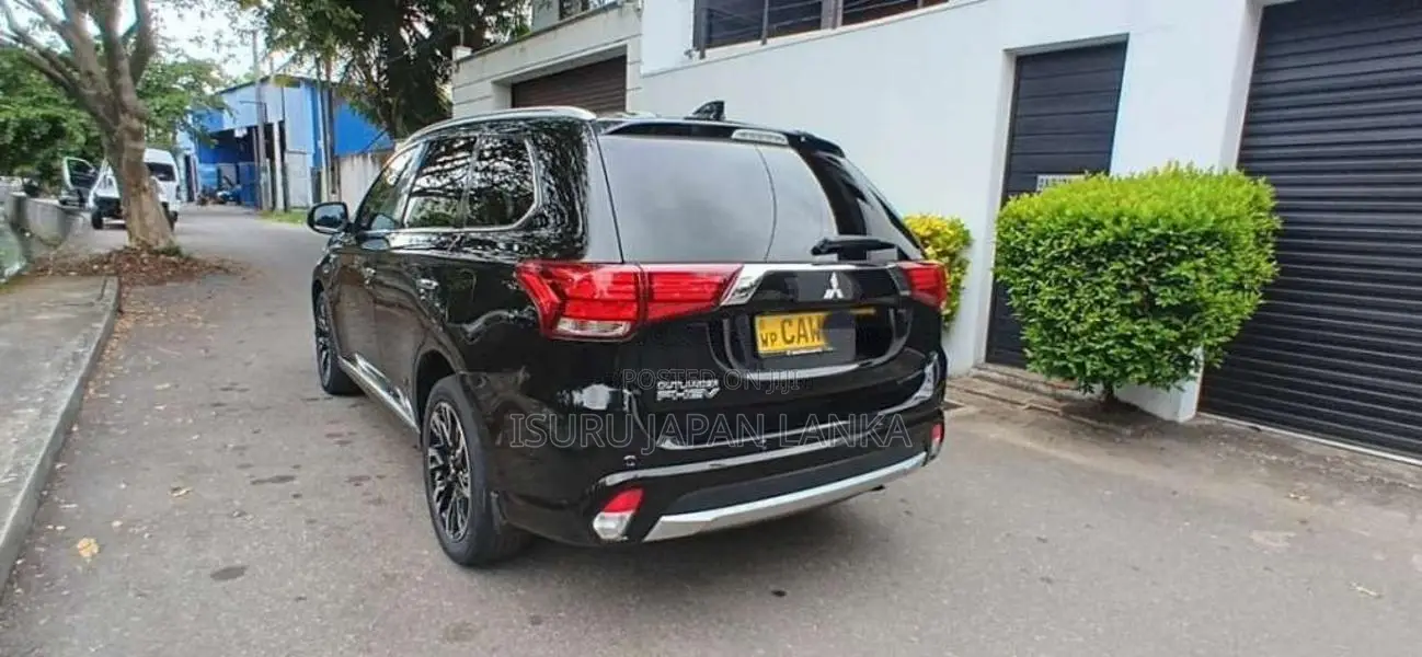 Mitsubishi Outlander NAVI PREMIUM PHEV 2016 SUV (Used)