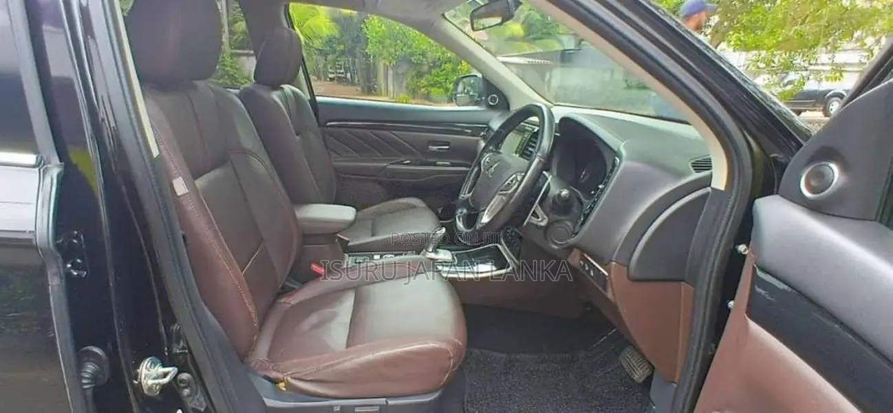 Mitsubishi Outlander NAVI PREMIUM PHEV 2016 SUV (Used)