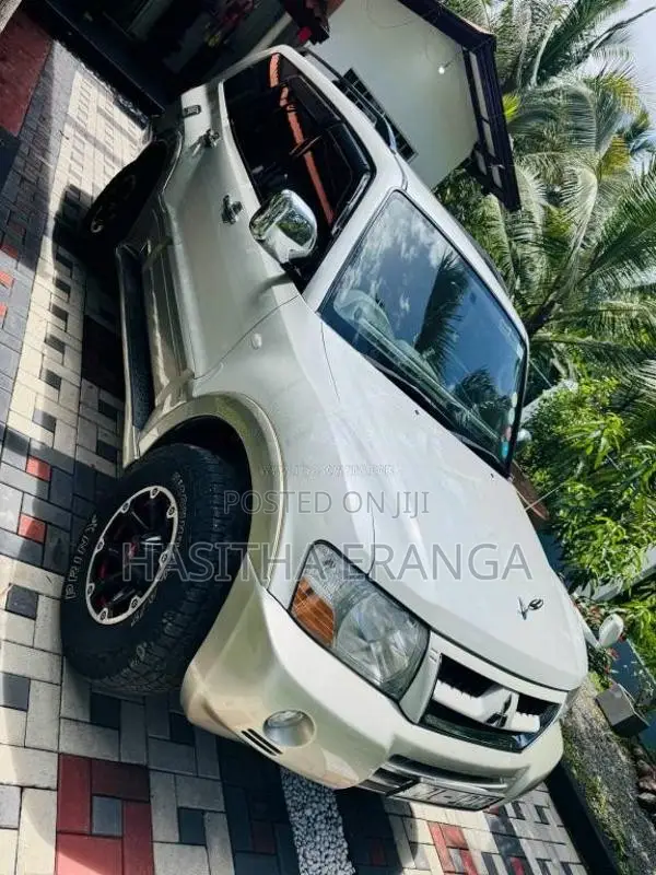 Mitsubishi Montero V6 2004 SUV (Used)