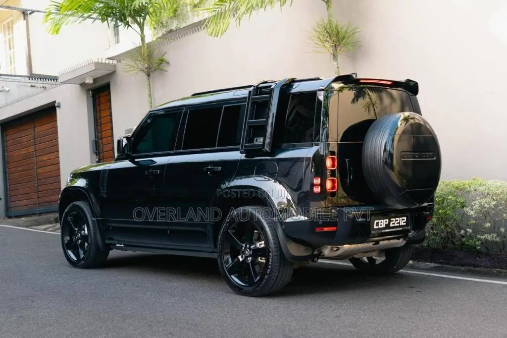 Land-Rover DEFENDER X-DYNAMIC HSE Ingenium UK 2025 SUV (Used)