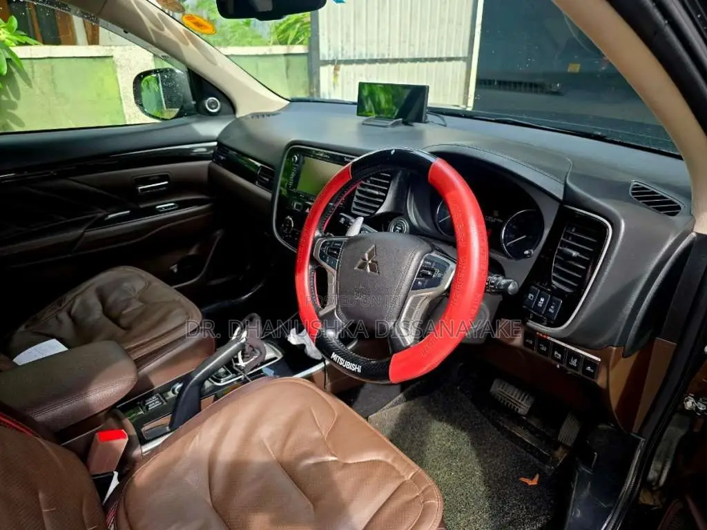 Mitsubishi Outlander NAVI PREMIUM PHEV 2016 SUV (Used)
