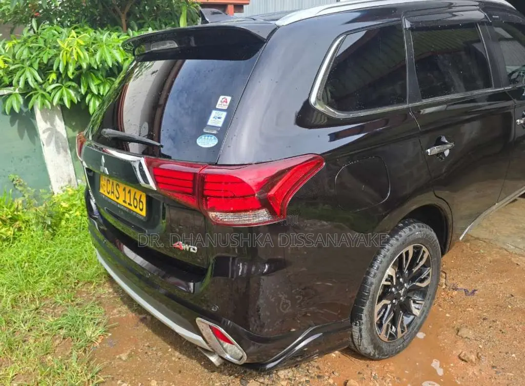 Mitsubishi Outlander NAVI PREMIUM PHEV 2016 SUV (Used)