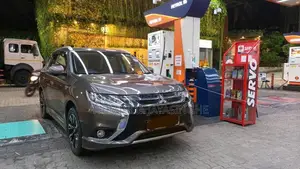 Mitsubishi Outlander PHEV Navi Premium 2015 SUV (Used)