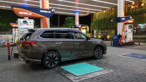 Mitsubishi Outlander PHEV Navi Premium 2015 SUV (Used)