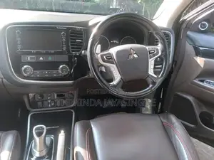 Mitsubishi Outlander PHEV Navi Premium 2015 SUV (Used)