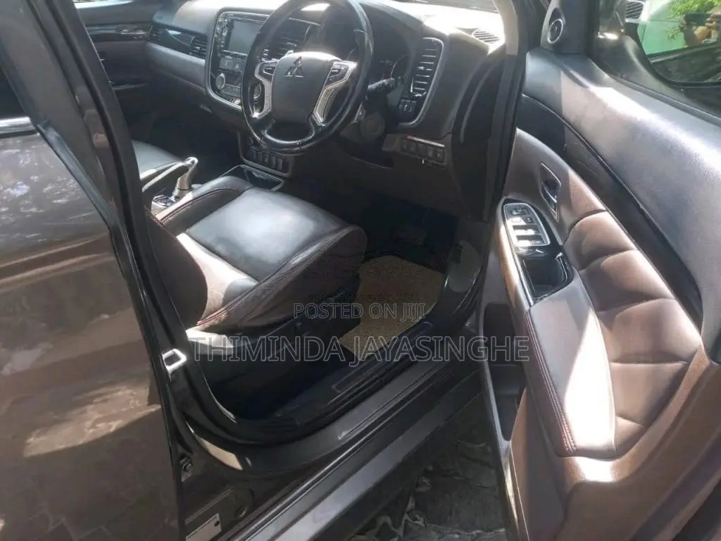 Mitsubishi Outlander PHEV Navi Premium 2015 SUV (Used)