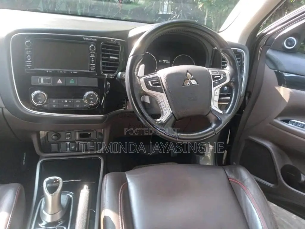 Mitsubishi Outlander PHEV Navi Premium 2015 SUV (Used)