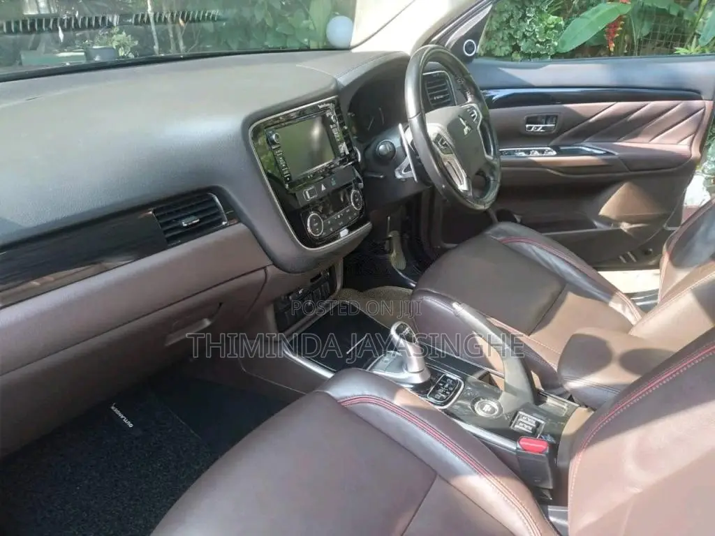 Mitsubishi Outlander PHEV Navi Premium 2015 SUV (Used)