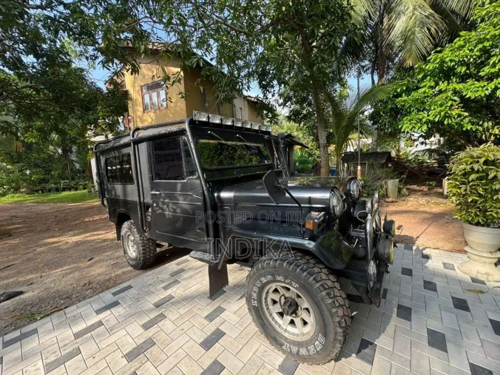 Mitsubishi 4DR5 1972 SUV (Used)