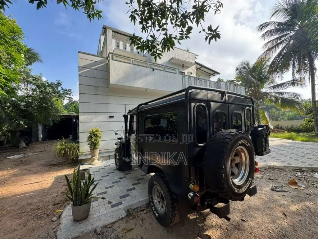 Mitsubishi 4DR5 1972 SUV (Used)