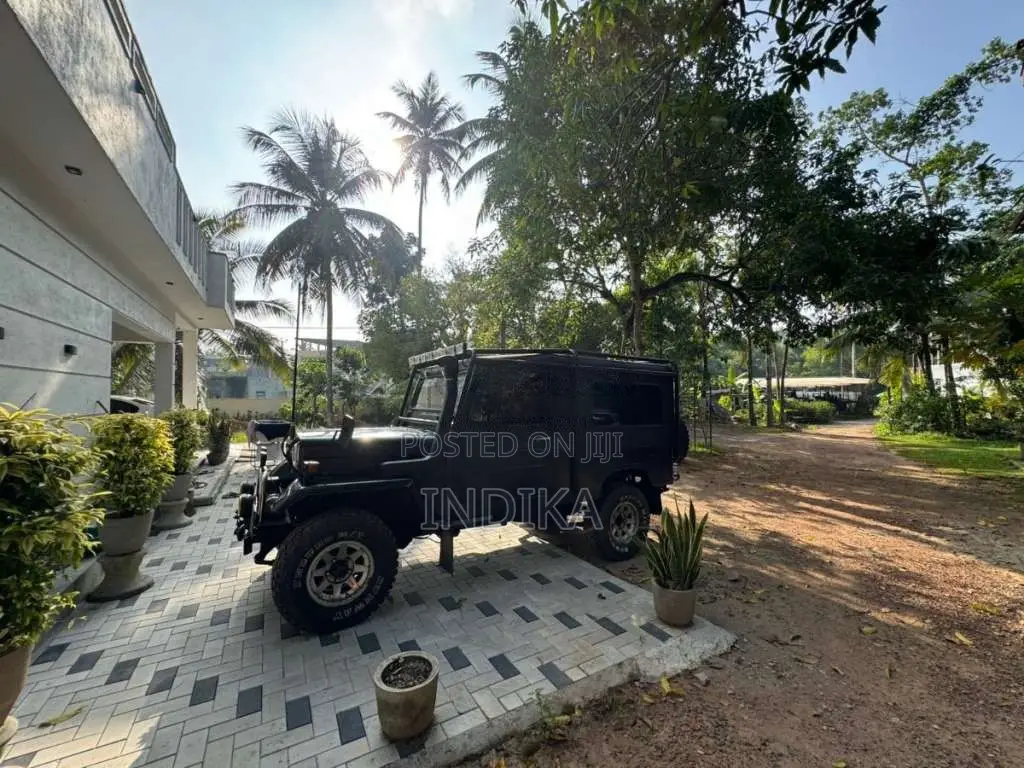 Mitsubishi 4DR5 1972 SUV (Used)