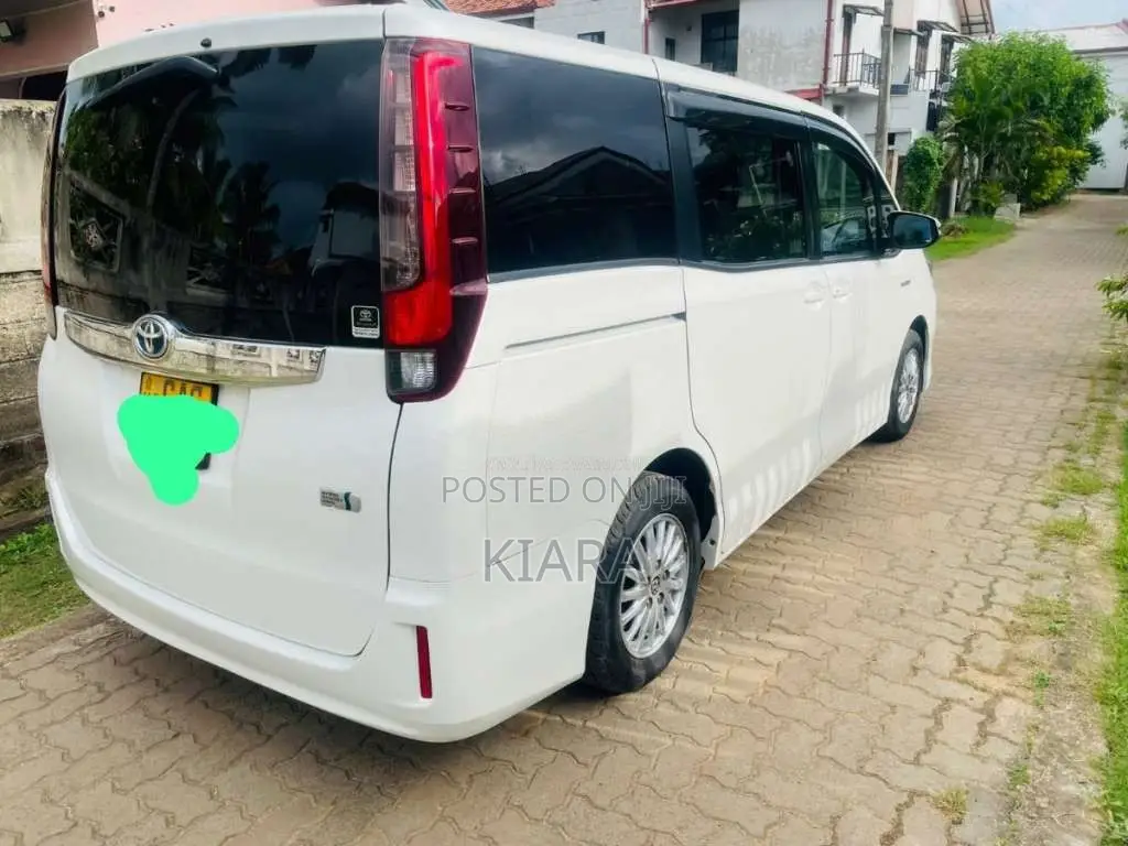 Toyota Voxy Noah 2014 Van (Used)