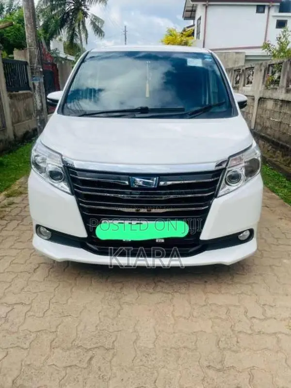 Toyota Voxy Noah 2014 Van (Used)