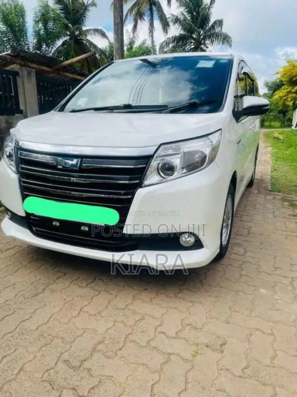 Toyota Voxy Noah 2014 Van (Used)