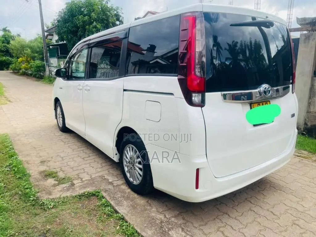 Toyota Voxy Noah 2014 Van (Used)