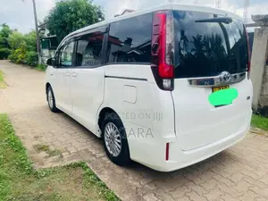 Toyota Voxy Noah 2014 Van (Used)