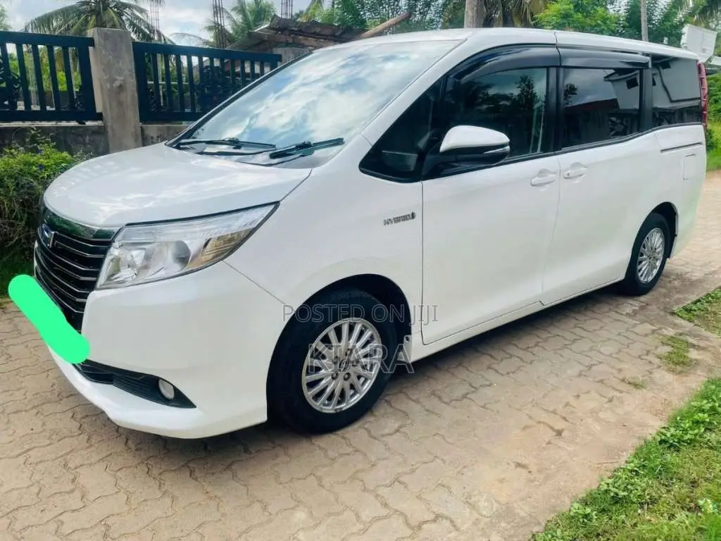 Toyota Voxy Noah 2014 Van (Used)