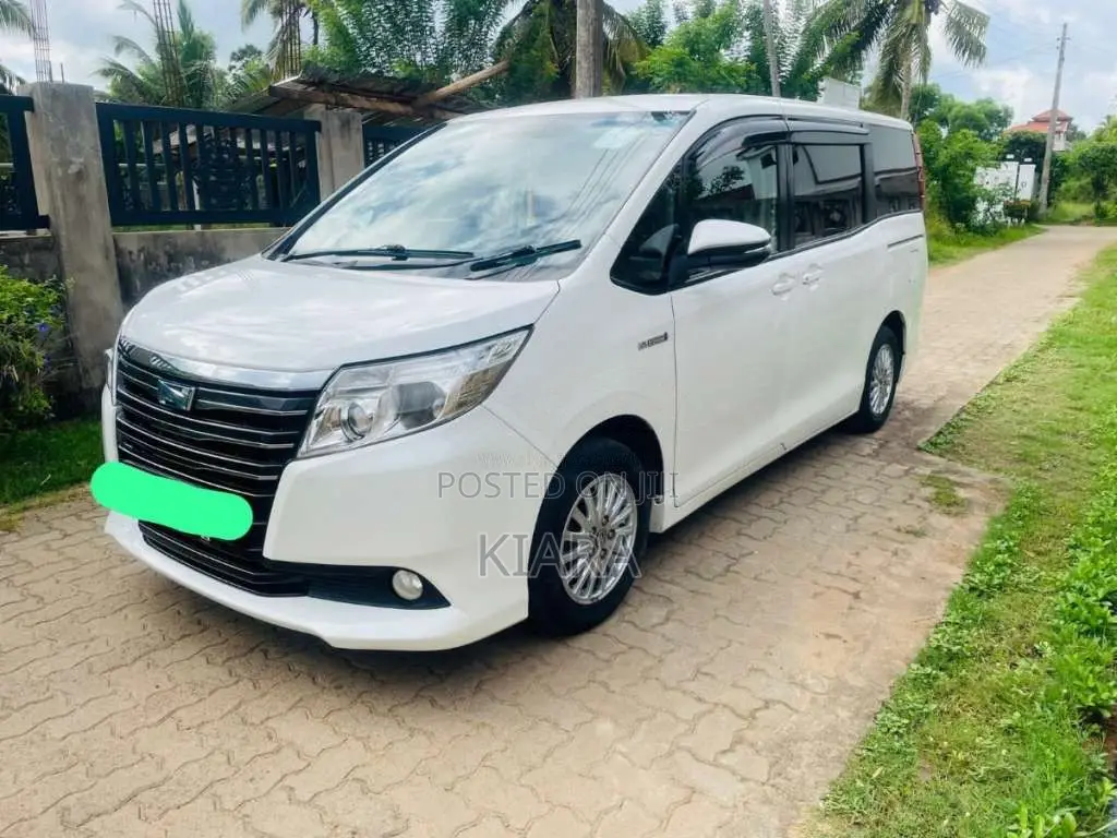 Toyota Voxy Noah 2014 Van (Used)