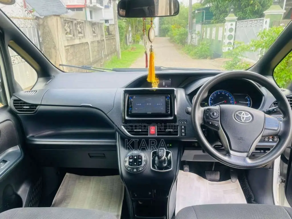 Toyota Voxy Noah 2014 Van (Used)