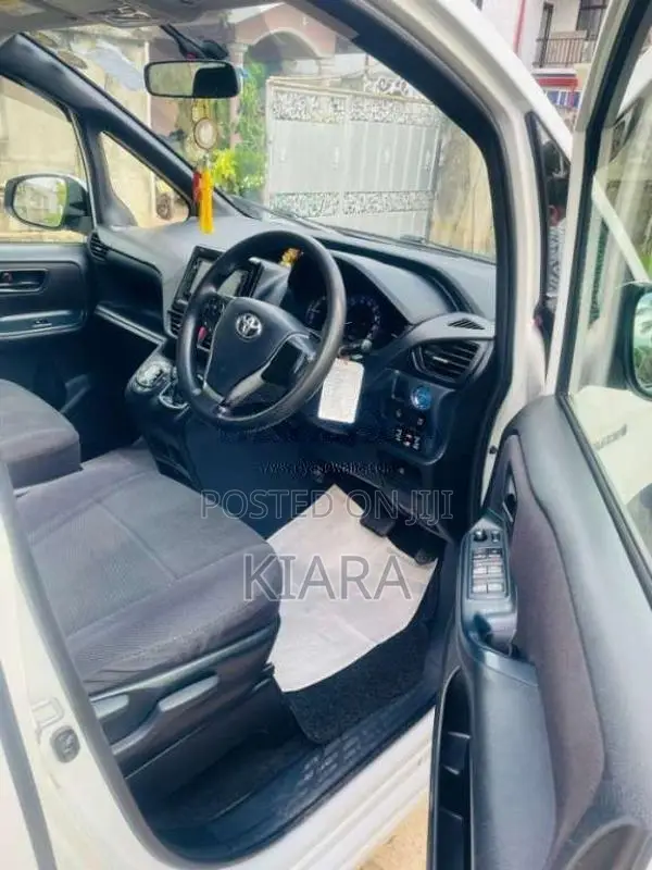 Toyota Voxy Noah 2014 Van (Used)