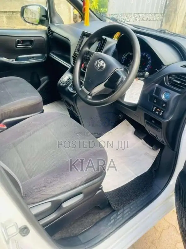 Toyota Voxy Noah 2014 Van (Used)