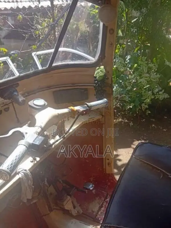 Bajaj RE 2 Stroke 2005 Three Wheel (Used)