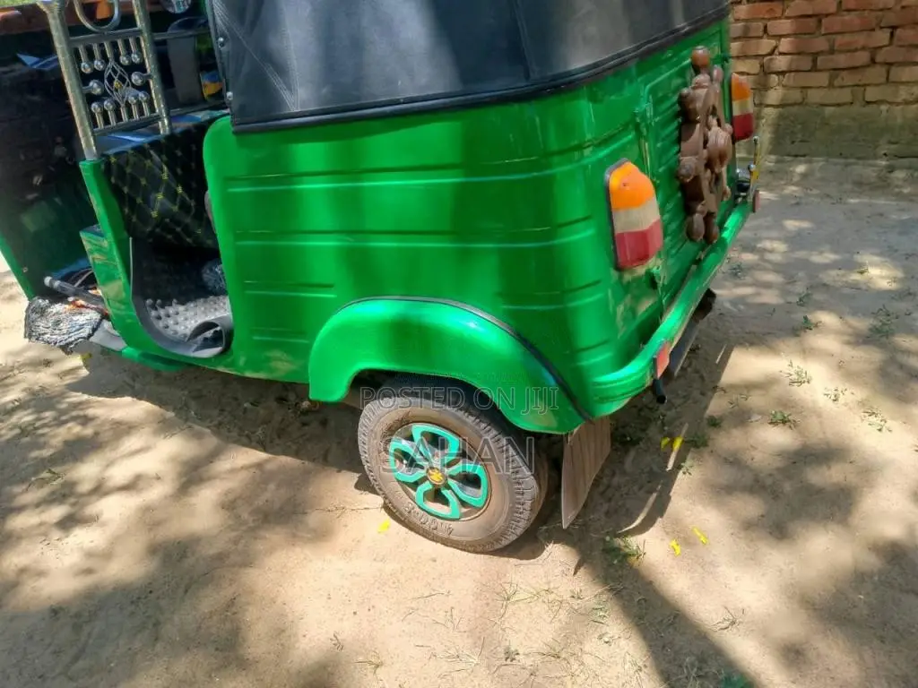 Bajaj RE 205 2013 Three Wheel (Used)
