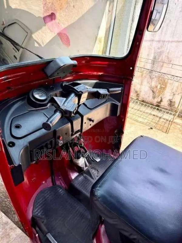 Bajaj RE 205 2011 Three Wheel (Used)