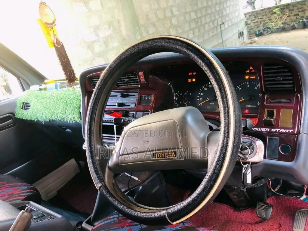 Toyota Hiace Dolphin 1997 Van (Used)