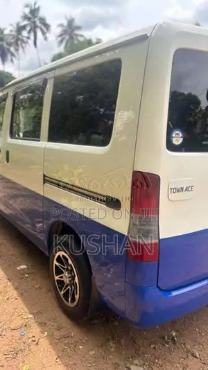Toyota TownAce 2013 Van (Used)